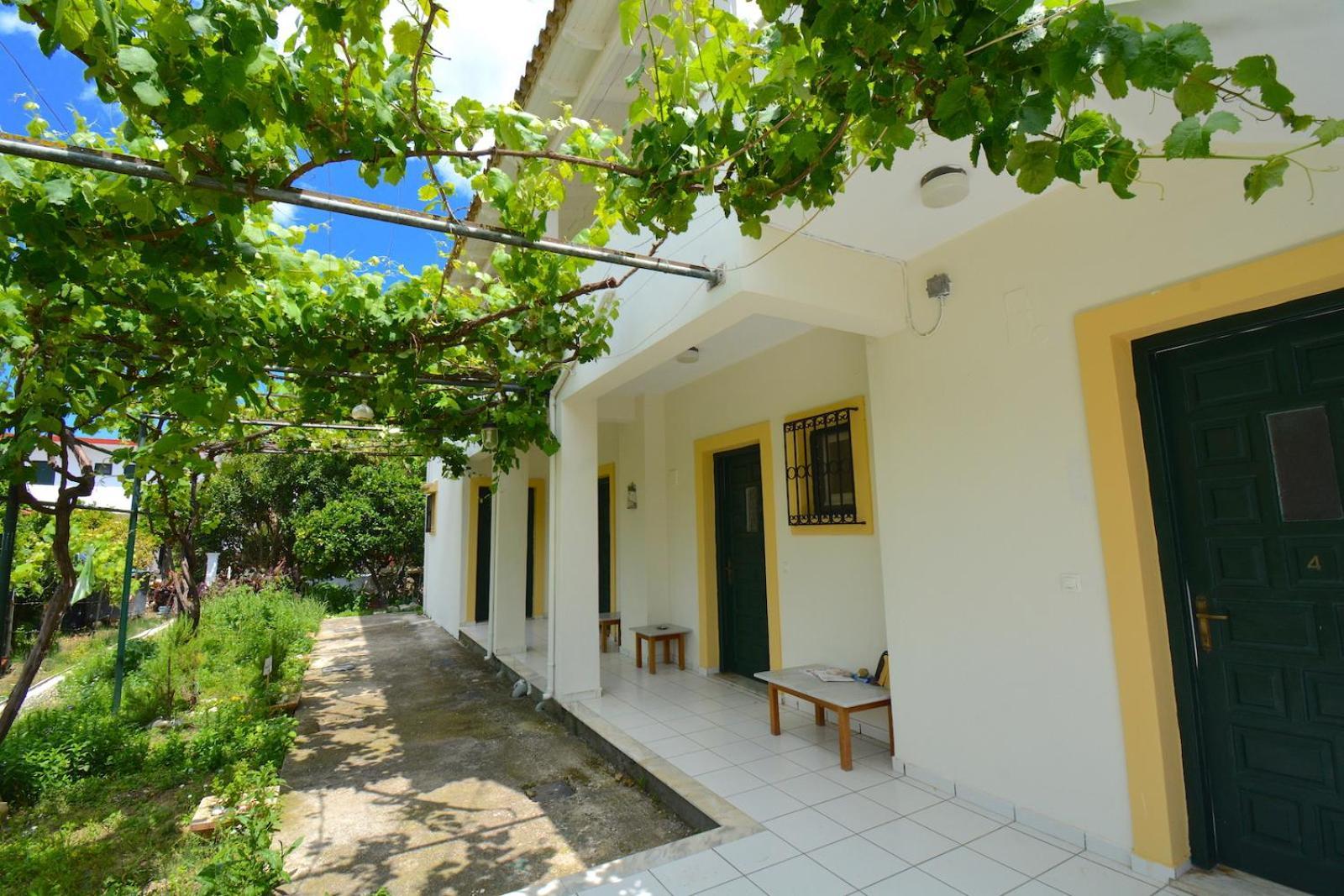 Dolphin Apt & Studios -Near The Beach Appartamento *