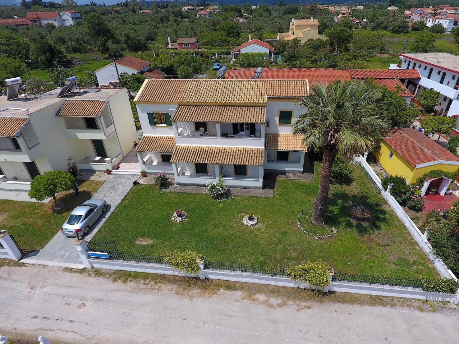 Dolphin Apt & Studios -Near The Beach Appartamento