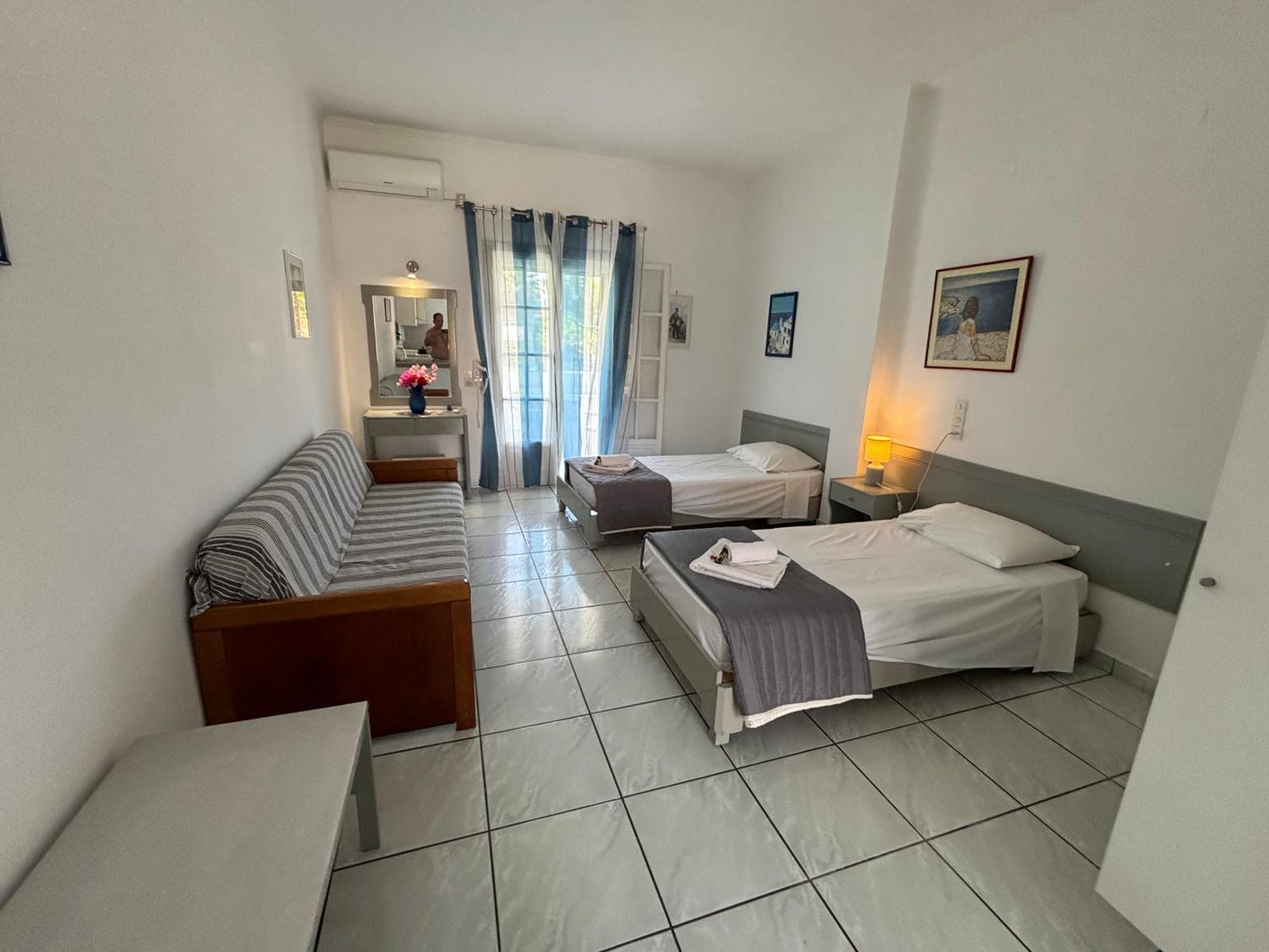 Dolphin Apt & Studios -Near The Beach Roda (Corfu)